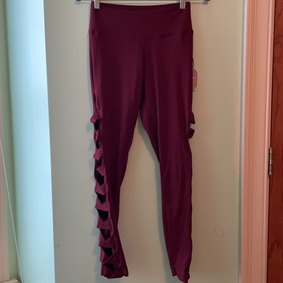 express one eleven Cut-Out Side Leggings - Picture 5 of 12